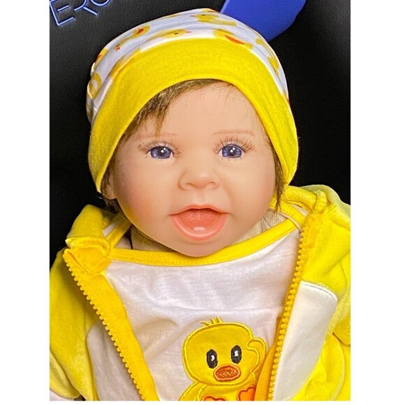 REBORN BABY DOLL BRAND NEW, IMMACULATE CONDITION, COMPLETE IN BOX FOR CHRISTMAS - Picture 3 of 11